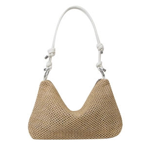Bolso de hombro minimalista de paja en color beige con correas blancas y detalles metálicos