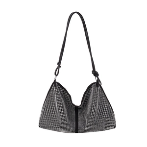 Sac hobo scintillant avec strass, bandoulière en cuir noué et détails argentés