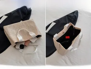 Détails de l'intérieur du sac en paille avec boucle magnétique et rangement spacieux