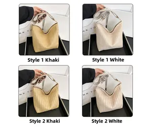 Détail de la texture tissée et des bandoulières à motifs des cabas kaki et beige