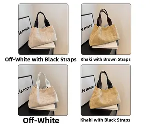 Quatre sacs cabas en paille aux couleurs variées avec des anses contrastées