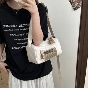 Off-white Oxford stoffen crossbody sporttas voor dames toont de maat en pasvorm