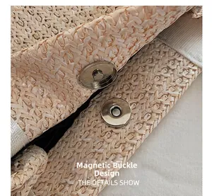 Détail du fermoir magnétique et de la texture tressée sur un sac en paille chic