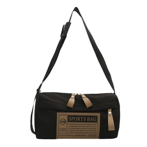 Zwarte nylon sporttas met bruine lederen patch en verstelbare schouderriem
