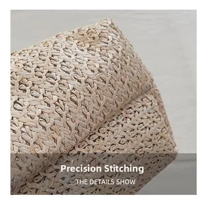 Vue macro des coutures de précision et du tissage serré sur ce sac à main en paille