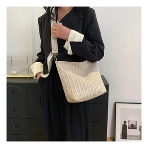 Détail du sac cabas tissé beige avec une large bandoulière à motifs géométriques vintage