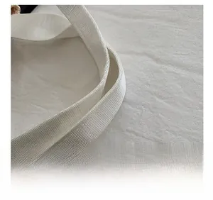Détail de la bandoulière confortable sur le sac cabas en paille tissée blanche texturée