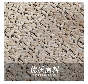 Gros plan sur la texture en paille naturelle et les détails de tissage croisé du sac