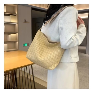 Détail du grand sac cabas tissé beige doté d'une bandoulière élégante à imprimé léopard