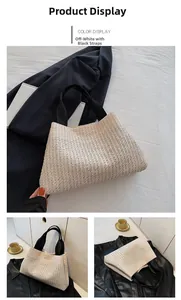 Détails d'un sac cabas en paille blanc cassé avec anses noires en collage