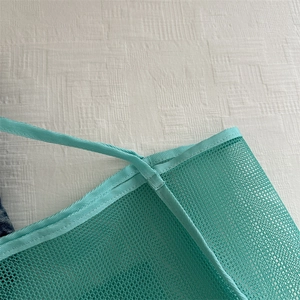 Bolso de malla verde menta en tejido de poliéster con costuras reforzadas y asas