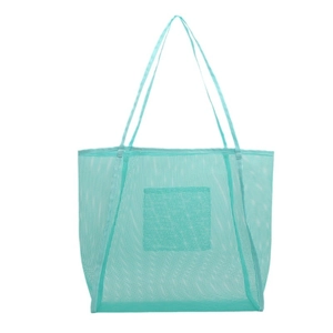 Bolso shopper de malla azul cielo con compartimento principal amplio y bolsillo frontal