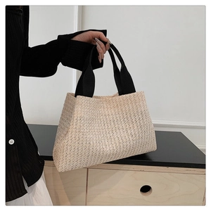 Sac cabas chic en paille tissée beige avec anses contrastées noires pour l'été