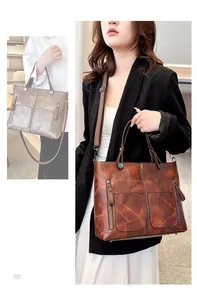 Détails du cabas marron vintage montrant la texture vieillie et les poches zippées