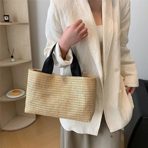 Sac fourre-tout minimaliste en paille tissée avec anses en toile noire pour femmes