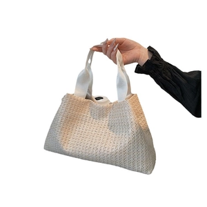 Sac à bandoulière en paille tressée crème à grande capacité et poignées en tissu doux