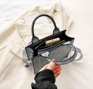 Detail van het grijze handtas interieur met ruimte voor een smartphone en vakken