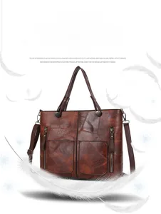 Détail d'un sac cabas marron vintage avec fermetures éclair et matériau PU ultra léger