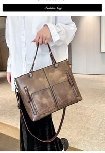 Détail du sac cabas en cuir PU marron rétro avec poches zippées et textures vintage