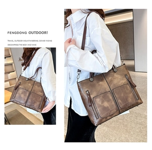 Détail du sac cabas marron vintage avec poches zippées et texture en cuir vieilli