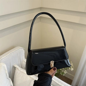 Borsa sottobraccio classica in ecopelle verniciata nera con fibbia dorata lucida