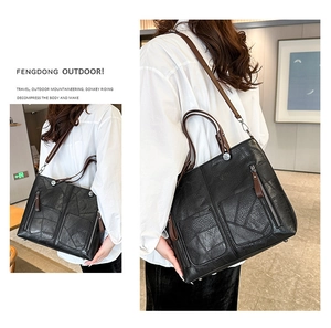 Détail du grand sac cabas à carreaux avec anses marron et fermeture éclair argentée