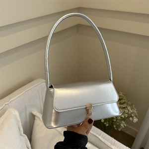 Borsa a spalla in pelle PU a specchio argento con fibbia dorata e manico lungo