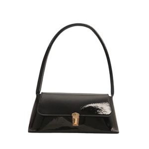 Borsa a spalla in pelle verniciata nera lucida con chiusura dorata su sfondo bianco
