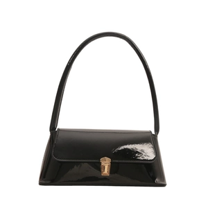 Schwarze Lackleder-Schultertasche mit glänzender Oberfläche und goldener Metallschnalle