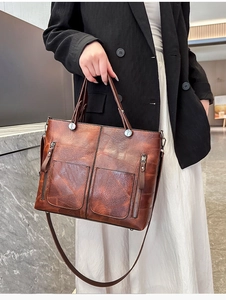 Détails du cabas en cuir vintage marron avec fermetures éclair et poignées renforcées