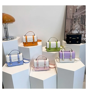 Présentation de six sacs carrés en cuir élégants en plusieurs options de couleurs contrastées