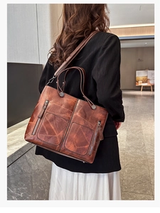 Détail du grand sac cabas marron rétro avec coutures géométriques et zips en bronze