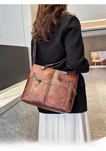 Détails du sac fourre-tout marron vintage avec texture à carreaux et fermetures argent