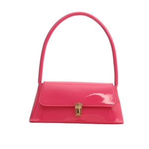 Sac baguette chic en cuir verni rose avec boucle dorée et bandoulière de style minimaliste