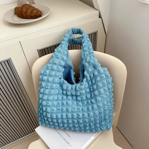 Hellblaue Shopper-Tasche mit Bubble-Struktur und modischem Falten-Griff für Damen