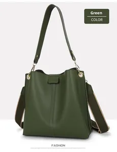 Detail der grünen Beuteltasche mit strukturiertem Gurt, goldener Hardware und Schnalle