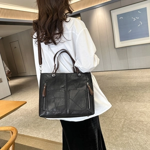 Sac fourre-tout noir vintage avec texture patchwork et bandoulières marron sur modèle