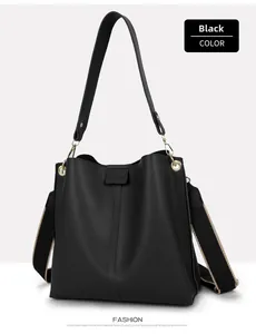 Nahaufnahme der schwarzen Leder-Beuteltasche mit FASHION-Logo und goldener Hardware