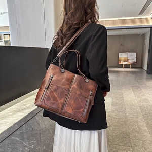 Grand sac à main vintage marron avec coutures géométriques et anses rondes