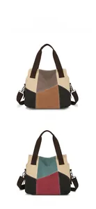 Détail de sacs cabas en toile avec patchwork marron et vert et boucles métalliques