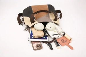 Intérieur spacieux du sac en toile montrant la capacité pour iPad et accessoires du quotidien