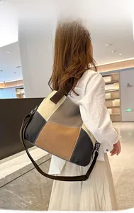 Détail du sac cabas en toile bicolore avec coutures et garnitures métalliques durables