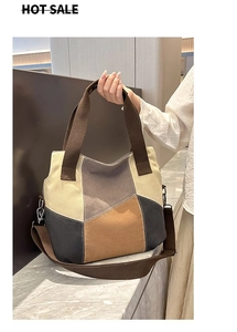 Détail du sac cabas en toile bicolore avec poignées marron et bandoulière amovible