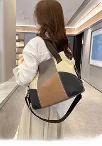 Détail d'un grand sac cabas en toile avec des blocs de couleurs neutres contrastées