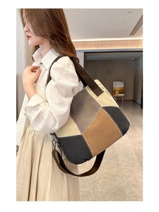 Détail du sac cabas en toile bicolore avec bandoulières marron et grande capacité