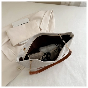 Detailansicht der geräumigen Nylon-Tasche mit Goldkette und Platz für Alltagsgegenstände