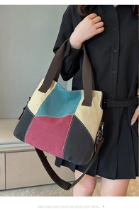 Détail du sac cabas en toile bicolore avec coutures durables et bandoulière réglable