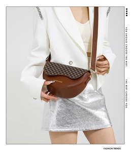Detail der Satteltasche mit Leopardenmuster und breitem Gurt zu weißem Blazer