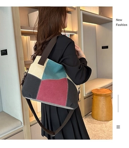 Mannequin portant un grand sac cabas en toile multicolore avec bandoulières marron réglables