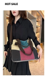 Détail du sac fourre-tout en toile bicolore avec sangles polyvalentes pour le transport
